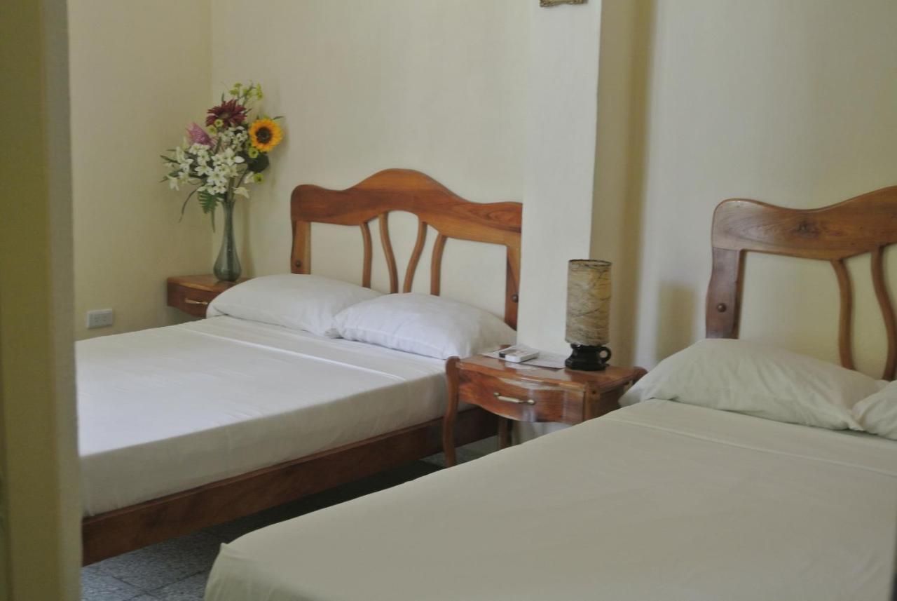 Hostal Los Lirios Ξενοδοχείο Camacho Εξωτερικό φωτογραφία